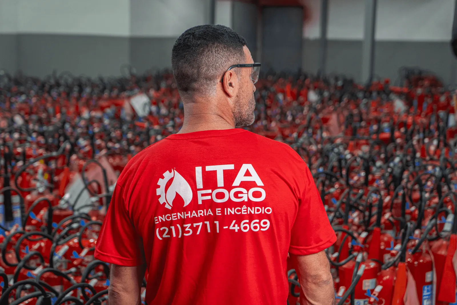 Profissional da ITA FOGO no almoxarifado de extintores
