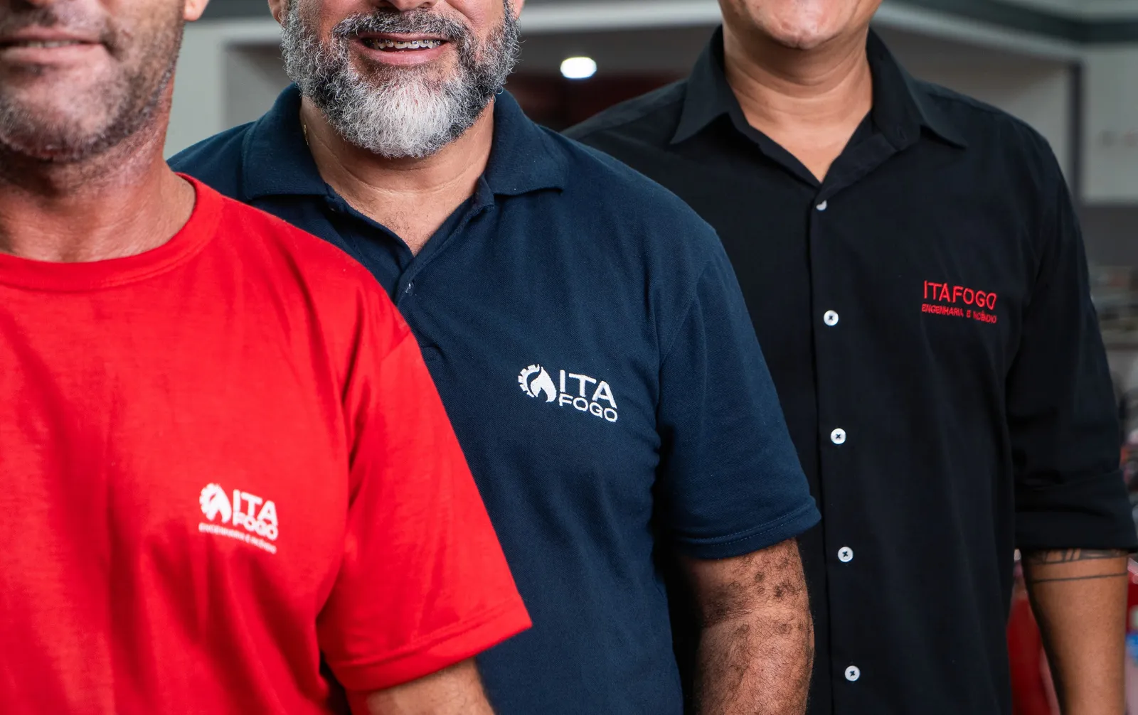Equipe da ITA FOGO uniformizada na sede em São Gonçalo