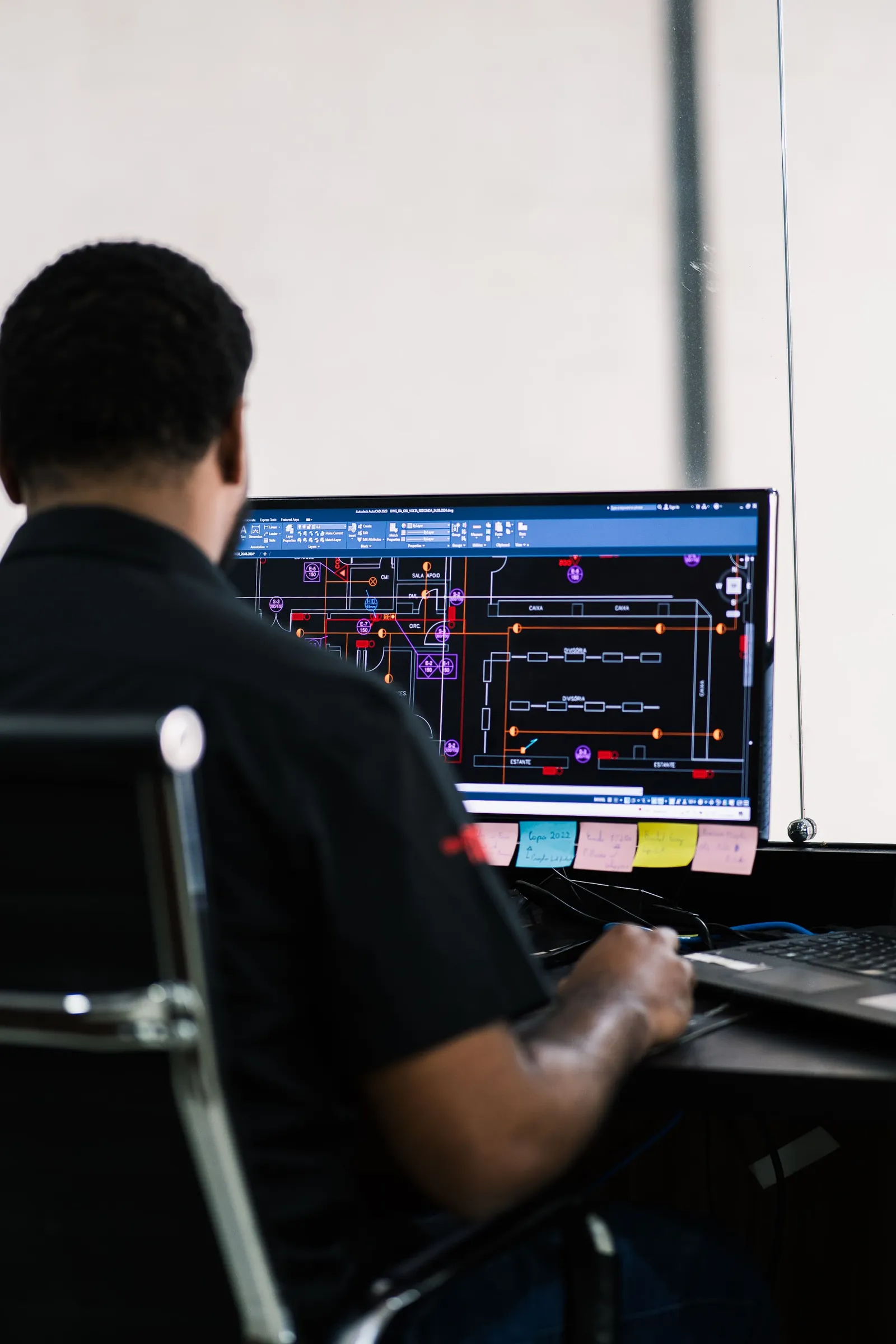 Engenheiro da ITA FOGO detalhando projeto técnico em CAD